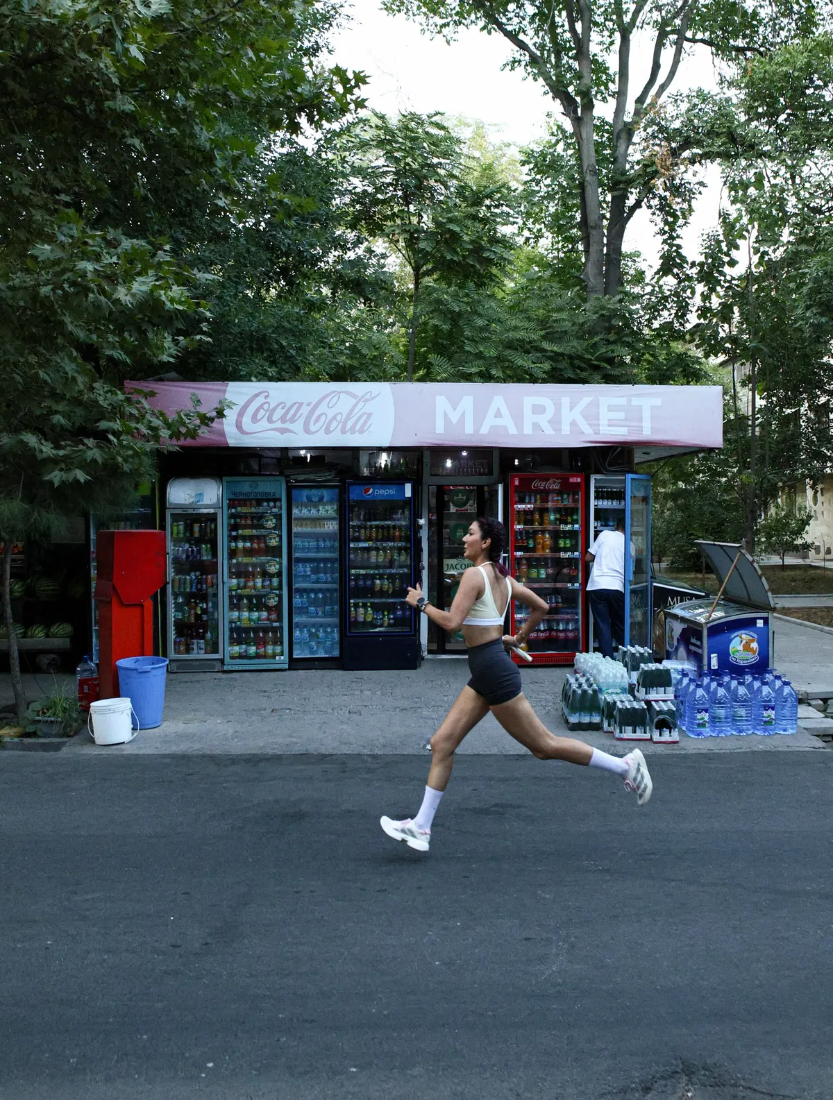 Бегунья на улице во время эстафеты Summer Relay